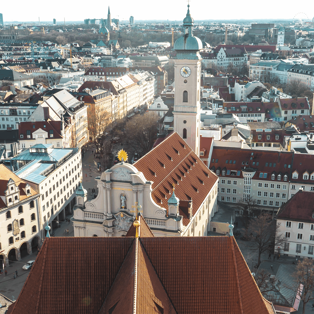 DR. Jurk - Hals-Nasen-Ohren Arzt, Ästhetische Chirurgie in München Blick über die Innenstadt von München als Standort für Nasenkorrektur und planbare Eingriffe