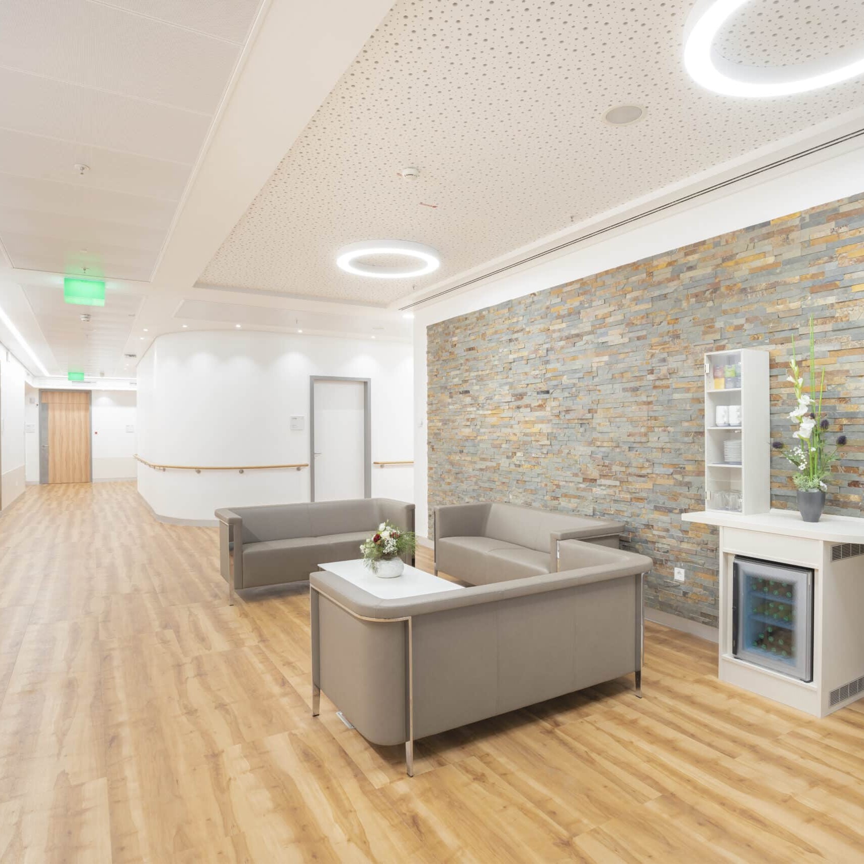 Moderner Wartebereich einer Klinik in M&uuml;nchen als Standort f&uuml;r Nasenkorrekturen