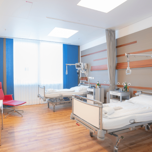 Helles Patientenzimmer in einer Münchner Klinik für Nasenkorrekturen und geplante Eingriffe