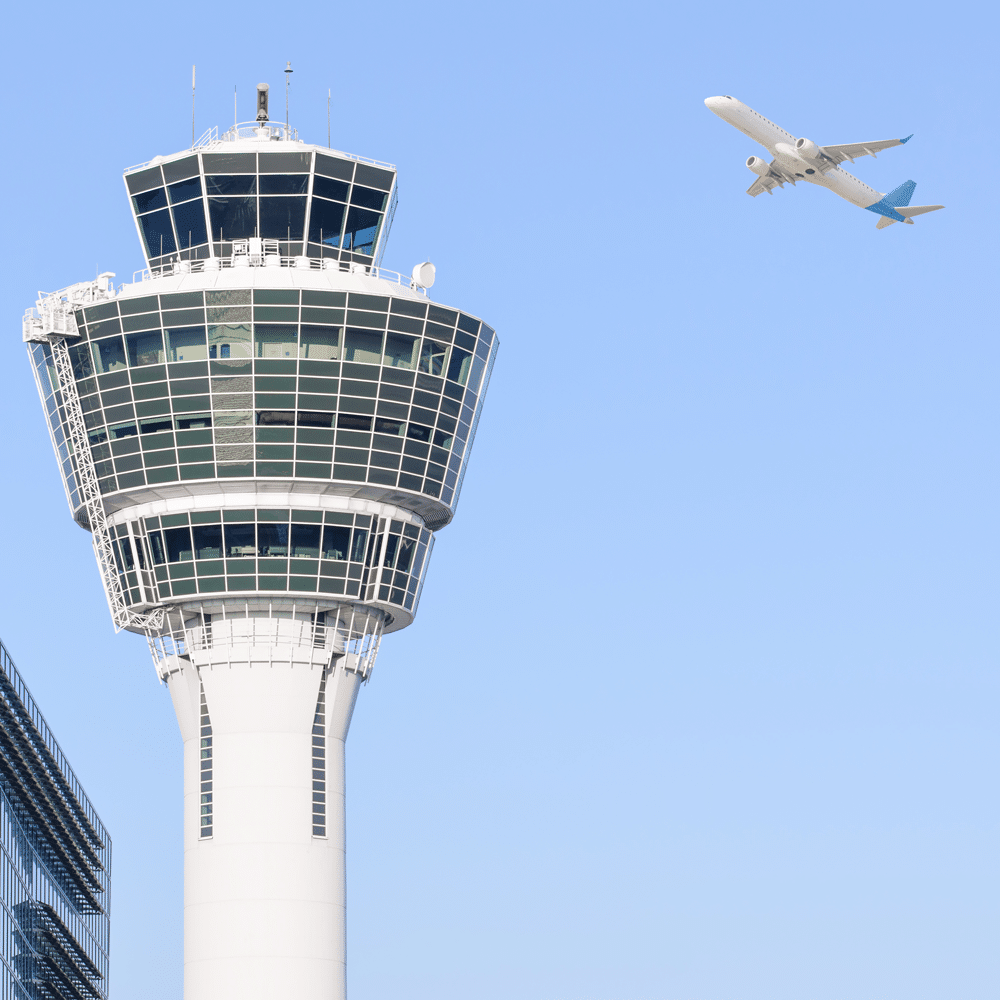 Flughafen München mit Tower und Flugzeug als gut erreichbarer Standort für Nasenkorrekturen